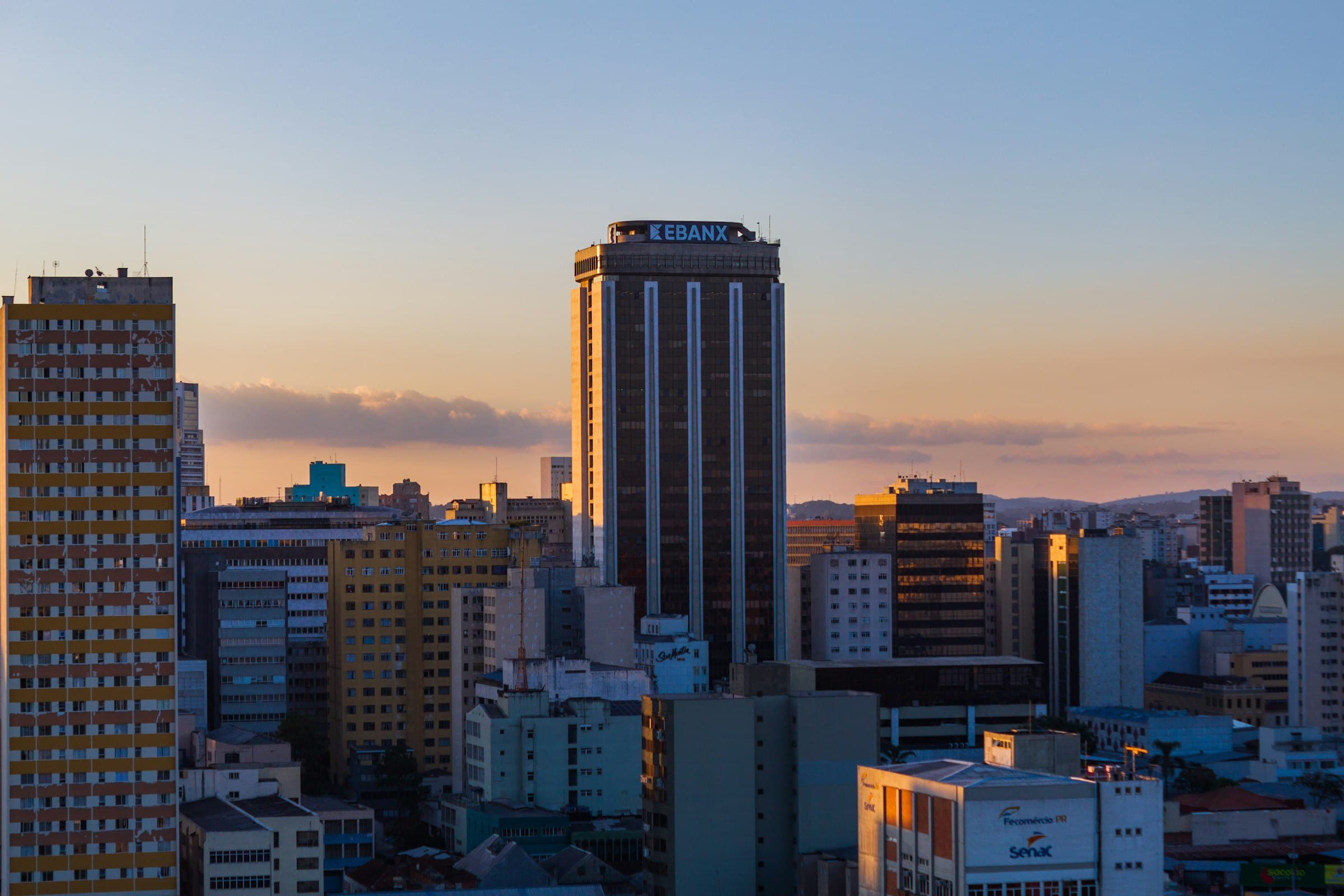Edifício em Curitiba fotografado ao entardecer