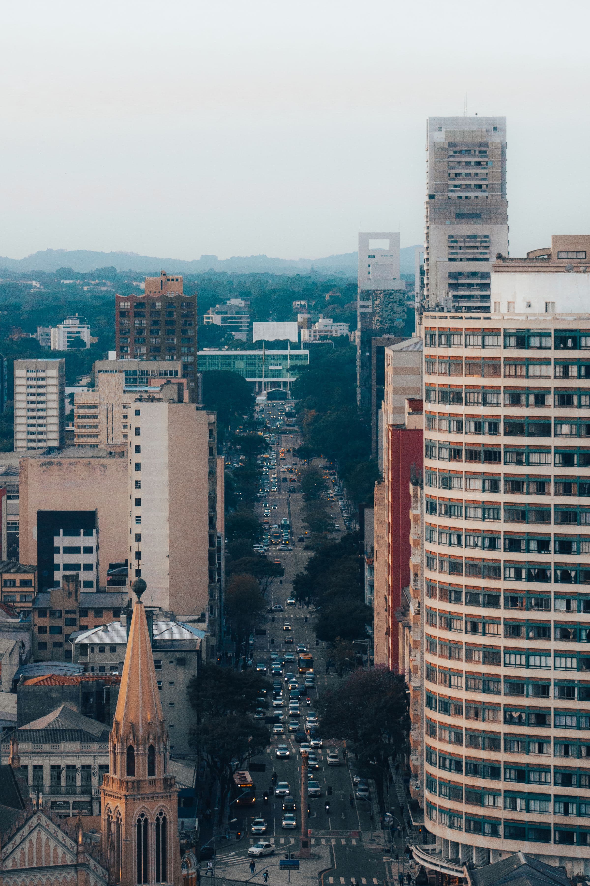 Vista aérea de avenida no centro de Curitiba ao entardecer