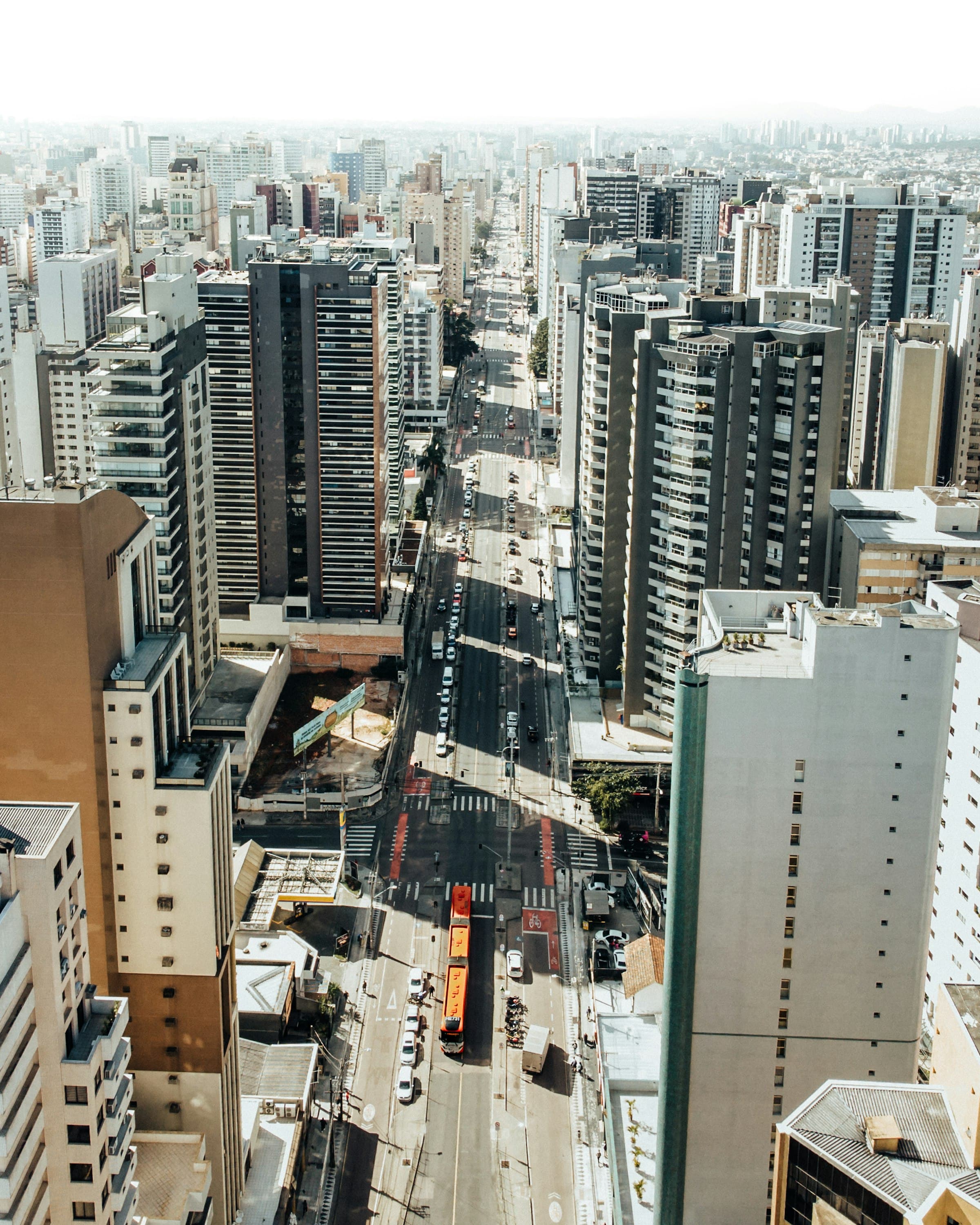 Vista aérea de rua com edifícios altos em Curitiba